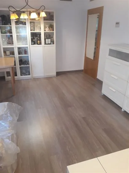 Cocina abierta al comedor con tarima flotante continua