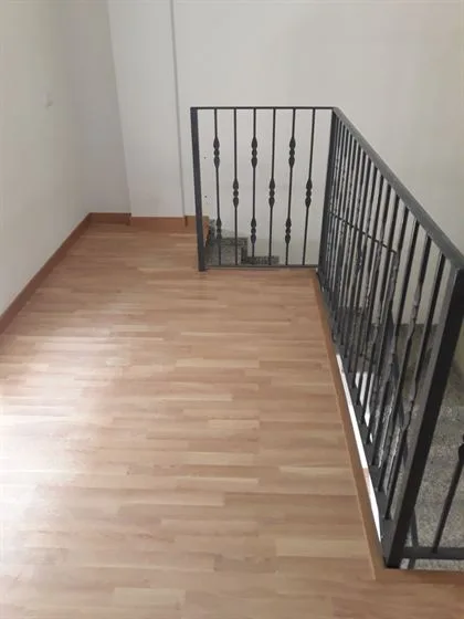 Escalera con barandilla y tarima instalada en los peldaños