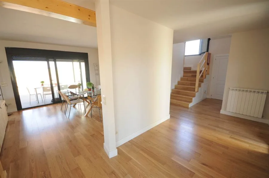 Vivienda en Valencia con suelo laminado en roble claro instalado por Parquet Castilla