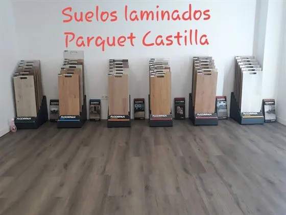 Expositores de suelos laminados en la exposición de Beniparrell