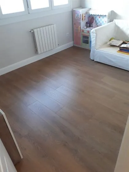 Salón amueblado con suelo laminado instalado